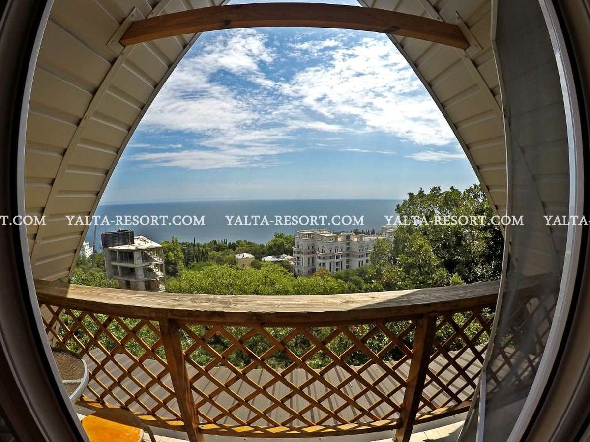 Трёхэтажный коттедж в Ливадии с видом на море